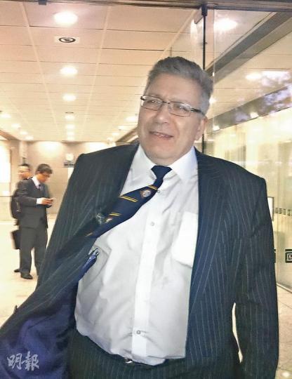 英國專家證人Peter Vanezis相信台籍犯人陳竹男死於酒精戒斷症,認為懲教員不理解此症,收押所醫生亦錯誤處方藥物,可能增加陳的死亡風險。(余卓善攝) 英國專家證人Peter Vanezis相信台籍犯人陳竹男死於酒精戒斷症,認為懲教員不理解此症,收押所醫生亦錯誤處方藥物,可能增加陳的死亡風險。(余卓善攝)