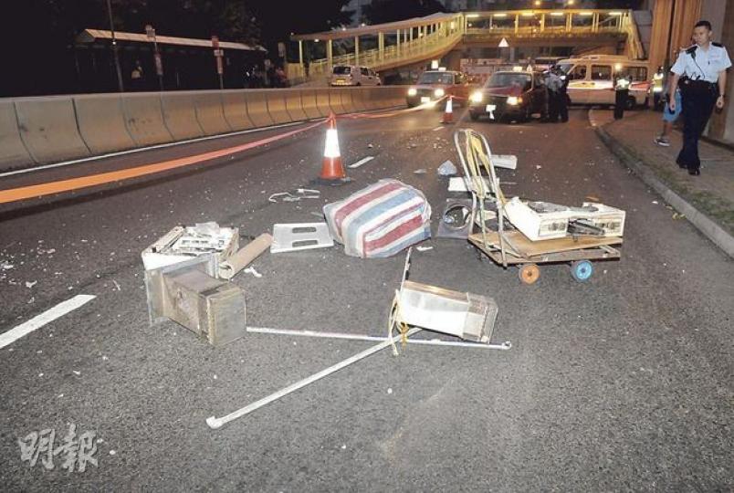 75歲拾荒婦沿鴨脷洲橋道推着滿載廢鐵廢電器的手推車上斜時,遭的士高速撞及,送院後死亡,現場廢鐵及廢置電器散滿一地。(蔡方山攝) 75歲拾荒婦沿鴨脷洲橋道推着滿載廢鐵廢電器的手推車上斜時,遭的士高速撞及,送院後死亡,現場廢鐵及廢置電器散滿一地。(蔡方山攝)