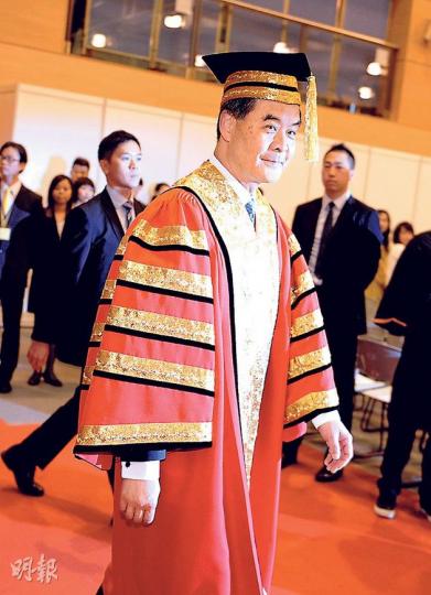 梁振英昨仍拒絕交代住宅僭建問題。圖為他昨日出席教院第18屆學位頒授典禮。(盧翊銘攝) 梁振英昨仍拒絕交代住宅僭建問題。圖為他昨日出席教院第18屆學位頒授典禮。(盧翊銘攝)