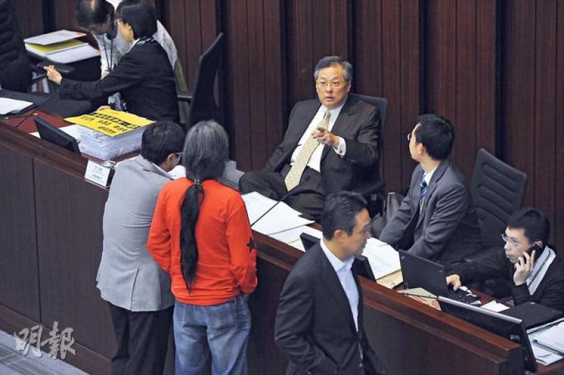 社民連議員梁國雄(紅衣者)昨計劃就長津撥款議案提出休會待續,財委會主席張宇人(面向鏡頭者)以他兩周前已曾提出過由,拒絕受理。梁國雄昨在休會期間,把握機會與張宇人理論。(葉家豪攝) 社民連議員梁國雄(紅衣者)昨計劃就長津撥款議案提出休會待續,財委會主席張宇人(面向鏡頭者)以他兩周前已曾提出過由,拒絕受理。梁國雄昨在休會期間,把握機會與張宇人理論。(葉家豪攝)