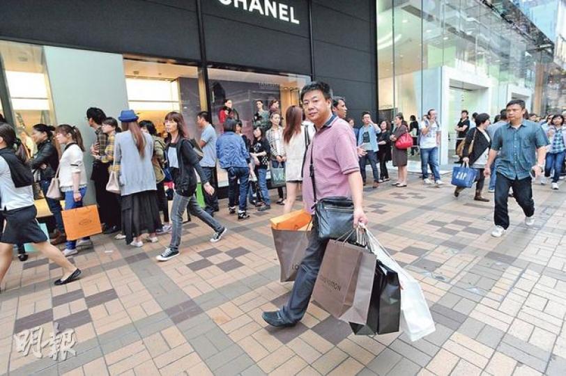 廣東道的名店外,昨日如常有大批內地旅客排隊等候入店購物,更有旅客滿載而歸,手持多個名店購物袋走過,似乎未受經濟增長放緩影響。(尹錦恩攝) 廣東道的名店外,昨日如常有大批內地旅客排隊等候入店購物,更有旅客滿載而歸,手持多個名店購物袋走過,似乎未受經濟增長放緩影響。(尹錦恩攝)