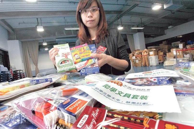 聖雅各福群會「助學改變未來」計劃經理鄭苗穎說,每年都會向中小學基層學生捐贈書包及文具套裝,不過由於近年物價大升一至兩成,不但令獲批的捐贈個案減少約5%,也要調整捐贈物品的款式。(李紹昌攝) 聖雅各福群會「助學改變未來」計劃經理鄭苗穎說,每年都會向中小學基層學生捐贈書包及文具套裝,不過由於近年物價大升一至兩成,不但令獲批的捐贈個案減少約5%,也要調整捐贈物品的款式。(李紹昌攝)