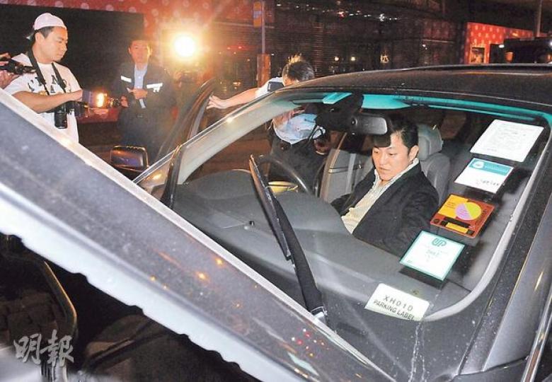 警方接報一部寶馬房車橫亘中環德輔道中後迅即趕至,車上姓王司機(圖)滿身酒氣,後來並因呼氣酒精含量超標被捕,該寶馬房車車頭玻璃貼有馬會發給馬主的泊車證。(蔡方山攝) 警方接報一部寶馬房車橫亘中環德輔道中後迅即趕至,車上姓王司機(圖)滿身酒氣,後來並因呼氣酒精含量超標被捕,該寶馬房車車頭玻璃貼有馬會發給馬主的泊車證。(蔡方山攝)