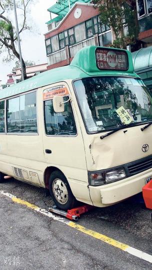 肇事專線小巴在西貢區撞死過路老翁,右邊車頭凹陷損毁。 (林智傑攝) 肇事專線小巴在西貢區撞死過路老翁,右邊車頭凹陷損毁。 (林智傑攝)