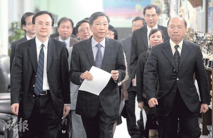 各區校長及議會代表昨晚出席18區中學校長會聯席會議,聯席召集人廖亞全(前中)會後指出,當局提出的減派方案力度有限,要求將未來3年每所中學減派人數,上調至最多6人。前排左、右分別為聯席代表何世敏及鄧振強。(余俊亮攝) 各區校長及議會代表昨晚出席18區中學校長會聯席會議,聯席召集人廖亞全(前中)會後指出,當局提出的減派方案力度有限,要求將未來3年每所中學減派人數,上調至最多6人。前排左、右分別為聯席代表何世敏及鄧振強。(余俊亮攝)
