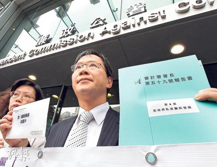 立法會議員郭家麒昨午到廉政公署,要求廉署調查仁安醫院部分用地,獲准興建私樓,當中有否涉及利益輸送或違反防止賄賂條例。他引述廉署表示一至兩周內會有回覆。(李紹昌攝) 立法會議員郭家麒昨午到廉政公署,要求廉署調查仁安醫院部分用地,獲准興建私樓,當中有否涉及利益輸送或違反防止賄賂條例。他引述廉署表示一至兩周內會有回覆。(李紹昌攝)