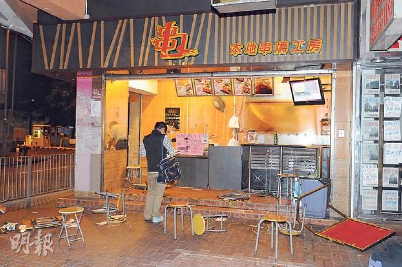 紅磡必嘉街一間串燒店疑因拒為「惡客」更換一條價值9元的粟米,結果遭4名大漢以櫈椅等刑毁。(蔡方山攝)食店閉路電視拍下惡漢(紫衣男)把摺枱擲入食店的情况,警方事後檢走影帶以助緝兇。(蔡方山攝) 紅磡必嘉街一間串燒店疑因拒為「惡客」更換一條價值9元的粟米,結果遭4名大漢以櫈椅等刑毁。(蔡方山攝)食店閉路電視拍下惡漢(紫衣男)把摺枱擲入食店的情况,警方事後檢走影帶以助緝兇。(蔡方山攝)