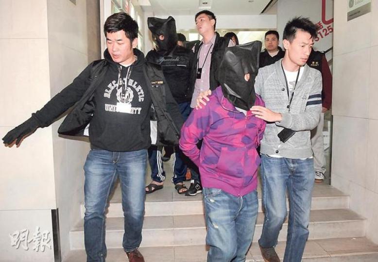 由黑幫控制的樓上酒吧涉「屈客」60萬元,反黑組探員昨凌晨掩至酒吧拘捕4人(圖),並起獲一把武士刀(圖2)。(蔡方山攝) 由黑幫控制的樓上酒吧涉「屈客」60萬元,反黑組探員昨凌晨掩至酒吧拘捕4人(圖),並起獲一把武士刀(圖2)。(蔡方山攝)