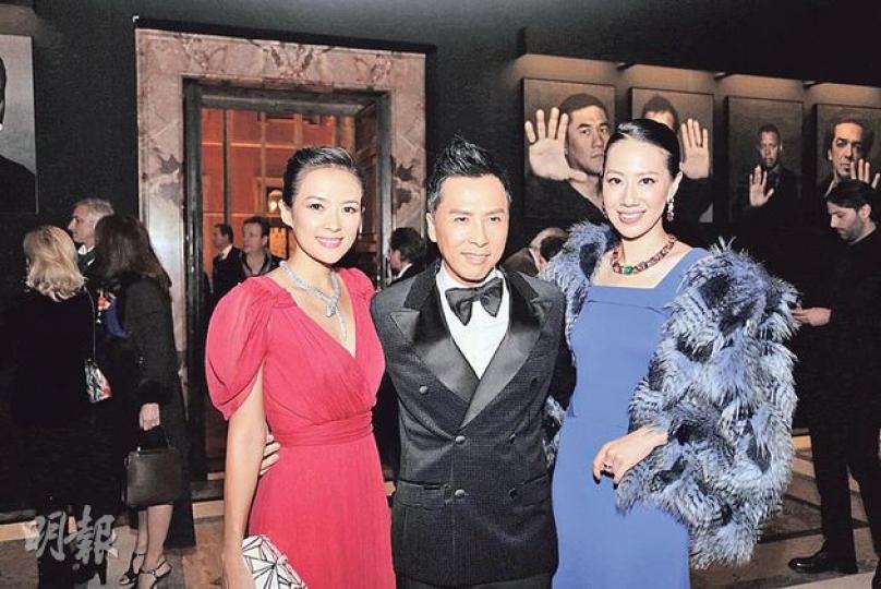 章子怡(左起)、甄子丹與汪詩詩盛裝出席攝影展。(微博圖片) 章子怡(左起)、甄子丹與汪詩詩盛裝出席攝影展。(微博圖片)