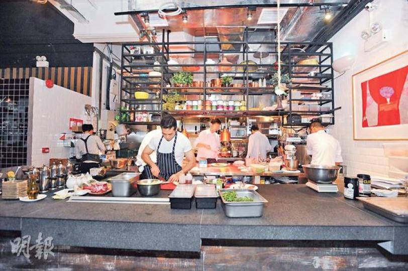 The Food Academics設有開放式廚房,稍後將舉辦不同類型的烹飪藝術班,與客人交流。圖中切菜者為來自馬來西亞的行政總廚Barry Lim。(葉思雅攝)用上挪威三文魚和日本三文魚子,再加入紅菜頭和膠原蛋白分子泡沫,十分特別。(註)(葉思雅攝)以智利鱸魚伴以雞心豆和香草醬煎成,是較輕怡的一道菜式。(註)(葉思雅攝)以美國M4和牛伴以法國鵝肝和分子泡沫同吃。分子泡沫以肉桂、北海道牛奶、西班牙橄欖油加入食用化學粉打成,味道清新,可平衡鵝肝的油膩。(a la carte menu,價錢待定)( The Food Academics設有開放式廚房,稍後將舉辦不同類型的烹飪藝術班,與客人交流。圖中切菜者為來自馬來西亞的行政總廚Barry Lim。(葉思雅攝)用上挪威三文魚和日本三文魚子,再加入紅菜頭和膠原蛋白分子泡沫,十分特別。(註)(葉思雅攝)以智利鱸魚伴以雞心豆和香草醬煎成,是較輕怡的一道菜式。(註)(葉思雅攝)以美國M4和牛伴以法國鵝肝和分子泡沫同吃。分子泡沫以肉桂、北海道牛奶、西班牙橄欖油加入食用化學粉打成,味道清新,可平衡鵝肝的油膩。(a la carte menu,價錢待定)(