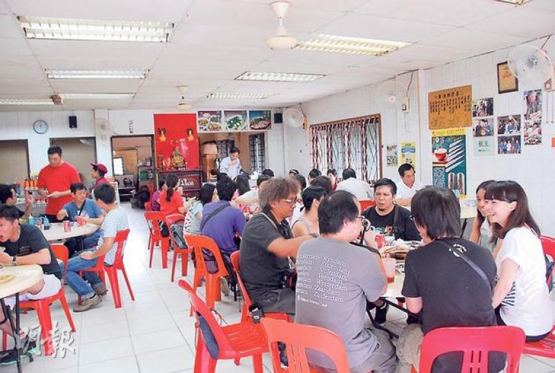 由於有蔡瀾等名人光顧過,吃飯時間座無虛席。(郭瑋瑋攝)有逾80年歷史的協裕,由第二代傳人林明進(右)和大兒子林道壎(左)一起打理。(郭瑋瑋攝)錦華茶餐室樹下的露天座位上,坐滿不同膚色的食客。(郭瑋瑋攝)除了咖央多,錦華還有咖喱菜(前右,4馬幣,約10港元)、炒粿條(前左,2馬幣,約5港元)等早餐之選。(郭瑋瑋攝)咖央多(每塊1.3馬幣,約3.3港元)不止夾了厚切牛油,還有老闆老友自家製的咖央醬,配上農村新鮮滾水蛋(每隻1.1馬幣,約2.8港元)便是最佳早餐。(郭瑋瑋攝)錦華老闆程道全即席示範冲茶 由於有蔡瀾等名人光顧過,吃飯時間座無虛席。(郭瑋瑋攝)有逾80年歷史的協裕,由第二代傳人林明進(右)和大兒子林道壎(左)一起打理。(郭瑋瑋攝)錦華茶餐室樹下的露天座位上,坐滿不同膚色的食客。(郭瑋瑋攝)除了咖央多,錦華還有咖喱菜(前右,4馬幣,約10港元)、炒粿條(前左,2馬幣,約5港元)等早餐之選。(郭瑋瑋攝)咖央多(每塊1.3馬幣,約3.3港元)不止夾了厚切牛油,還有老闆老友自家製的咖央醬,配上農村新鮮滾水蛋(每隻1.1馬幣,約2.8港元)便是最佳早餐。(郭瑋瑋攝)錦華老闆程道全即席示範冲茶
