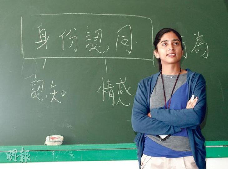在港土生土長,巴基斯坦裔的張美姬(Maggie)現職中學教師,能講流利廣東話及寫中文字。Maggie表示,在認知或情感上,都認為自己是港人,在教通識課講解身分認同時,會與學生分享自己的經歷。(李紹昌攝) (明報製圖) 在港土生土長,巴基斯坦裔的張美姬(Maggie)現職中學教師,能講流利廣東話及寫中文字。Maggie表示,在認知或情感上,都認為自己是港人,在教通識課講解身分認同時,會與學生分享自己的經歷。(李紹昌攝) (明報製圖)