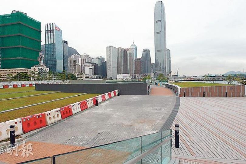 政府建議連接添馬的中環新海濱兩幅地皮(圖)作臨時海濱走廊,當中位於立法會大樓前的東邊地皮將設立寵物公園,未來市民可帶同寵物欣賞維港景色。(李紹昌攝) 政府建議連接添馬的中環新海濱兩幅地皮(圖)作臨時海濱走廊,當中位於立法會大樓前的東邊地皮將設立寵物公園,未來市民可帶同寵物欣賞維港景色。(李紹昌攝)