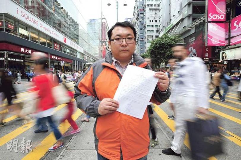 新民主同盟大埔區議員任啓邦昨早帶領富善區的街坊到澳門旅遊,但他被拒入境,他表示從未在澳門犯事,對被拒到匪夷所思。(鄧宗弘攝) 新民主同盟大埔區議員任啓邦昨早帶領富善區的街坊到澳門旅遊,但他被拒入境,他表示從未在澳門犯事,對被拒到匪夷所思。(鄧宗弘攝)