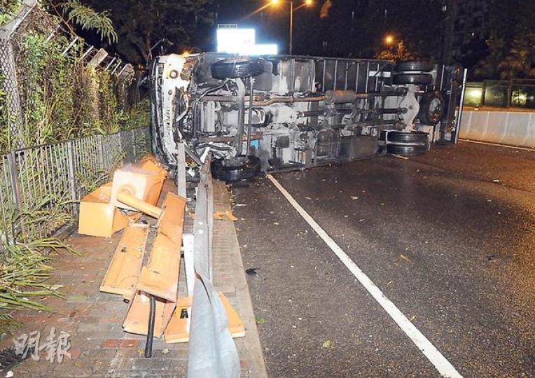龍翔道一部16噸貨車昨凌晨翻側時撞毁路邊一個俗稱「白鴿籠」的支架連快相機,該快相機估計價值約100萬元。(蔡方山攝) 龍翔道一部16噸貨車昨凌晨翻側時撞毁路邊一個俗稱「白鴿籠」的支架連快相機,該快相機估計價值約100萬元。(蔡方山攝)