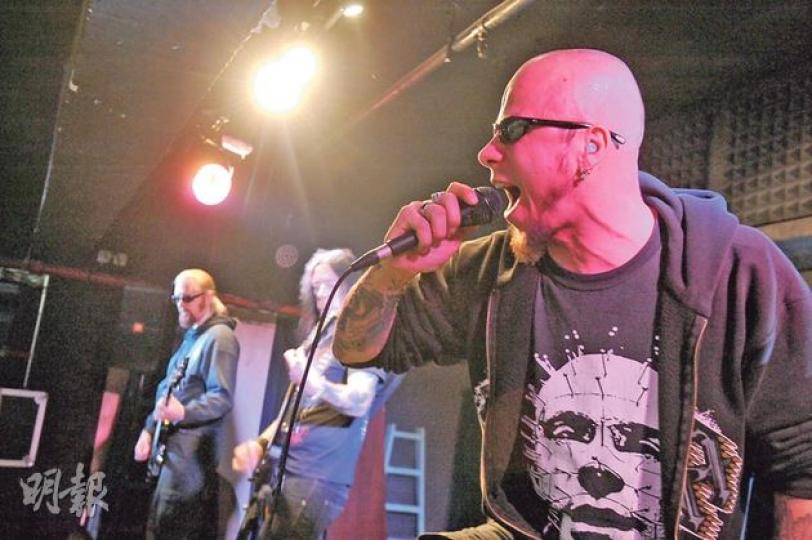 Hidden Agenda,永富工業大廈(劉焌陶攝) Blues Rock二手結他店主Leo愛這裏的寬敞,展示「結他最好狀態」。(林茵攝) Fretsmith阿澤無師自通,從一嚿木頭開始手做結他。(劉焌陶攝) Fretsmith是香港少有的手製結他店,左為卡板做的結他。(劉焌陶攝) 獨立音樂人黃津珏@觀塘海濱公園(劉焌陶攝) 50多年賣樂器的老字號粵華,中樂樂器齊,氣氛價錢都夠親民。(劉焌陶攝) 「電子華」收藏的70年代的日本鼓機,實木做殼。(劉焌陶攝) Strategic Sound是較新的小 Hidden Agenda,永富工業大廈(劉焌陶攝) Blues Rock二手結他店主Leo愛這裏的寬敞,展示「結他最好狀態」。(林茵攝) Fretsmith阿澤無師自通,從一嚿木頭開始手做結他。(劉焌陶攝) Fretsmith是香港少有的手製結他店,左為卡板做的結他。(劉焌陶攝) 獨立音樂人黃津珏@觀塘海濱公園(劉焌陶攝) 50多年賣樂器的老字號粵華,中樂樂器齊,氣氛價錢都夠親民。(劉焌陶攝) 「電子華」收藏的70年代的日本鼓機,實木做殼。(劉焌陶攝) Strategic Sound是較新的小