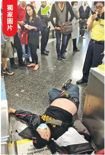 男劫匪在港鐵尖沙嘴站列車上搶去女乘客(箭嘴示)手機後,即狂奔企圖逃出車站,但跨過閘口時失足倒地昏迷,被到場警員拘捕並送院。(曾錦雯攝)警員示範賊人如何用「釣魚」手法,以聽歌耳筒線作「魚絲」,抽起受害人放在外套袋的手機,將手機釣走。(林智傑攝) 男劫匪在港鐵尖沙嘴站列車上搶去女乘客(箭嘴示)手機後,即狂奔企圖逃出車站,但跨過閘口時失足倒地昏迷,被到場警員拘捕並送院。(曾錦雯攝)警員示範賊人如何用「釣魚」手法,以聽歌耳筒線作「魚絲」,抽起受害人放在外套袋的手機,將手機釣走。(林智傑攝)