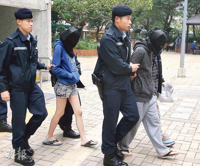 警員根據大廈閉路電視照片拘捕涉嫌日前虐貓的男女,目前仍在追緝其餘3名涉案男子歸案。(邱雅錡攝)大批機動部隊警員昨日在順天邨天池樓作問卷調查,追緝虐貓兇徒。(雲錦鋒攝)街坊表示,現時天池樓對開平台,有大約6至7隻貓聚居,早期流浪貓數量多,但一兩年前有團體到邨內幫牠們絕育後數量明顯減少。(鄧宗弘攝) 警員根據大廈閉路電視照片拘捕涉嫌日前虐貓的男女,目前仍在追緝其餘3名涉案男子歸案。(邱雅錡攝)大批機動部隊警員昨日在順天邨天池樓作問卷調查,追緝虐貓兇徒。(雲錦鋒攝)街坊表示,現時天池樓對開平台,有大約6至7隻貓聚居,早期流浪貓數量多,但一兩年前有團體到邨內幫牠們絕育後數量明顯減少。(鄧宗弘攝)