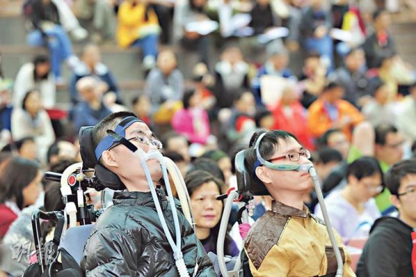 殘疾人士昨舉行首次民間高峰會,代表批評特首梁振英競選時對殘疾者作出多項承諾,當選後卻不見人。(鄧宗弘攝) 殘疾人士昨舉行首次民間高峰會,代表批評特首梁振英競選時對殘疾者作出多項承諾,當選後卻不見人。(鄧宗弘攝)