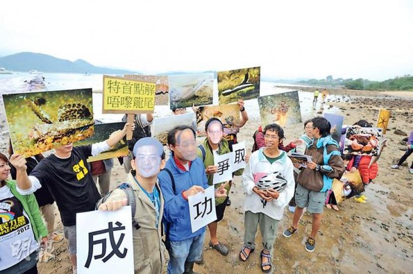 守護龍尾大聯盟逾10名成員昨晨於龍尾灘請願,高呼「不遷不殺」,又上演街頭劇,其中成員扮演行政長官梁振英(前排左一)、大埔區議會主席張學明(前排左二)和民政事務局長曾德成(前排左三)到場「視察」。大聯盟表示仍就申請司法覆核諮詢法律意見。(尹錦恩攝) 守護龍尾大聯盟逾10名成員昨晨於龍尾灘請願,高呼「不遷不殺」,又上演街頭劇,其中成員扮演行政長官梁振英(前排左一)、大埔區議會主席張學明(前排左二)和民政事務局長曾德成(前排左三)到場「視察」。大聯盟表示仍就申請司法覆核諮詢法律意見。(尹錦恩攝)
