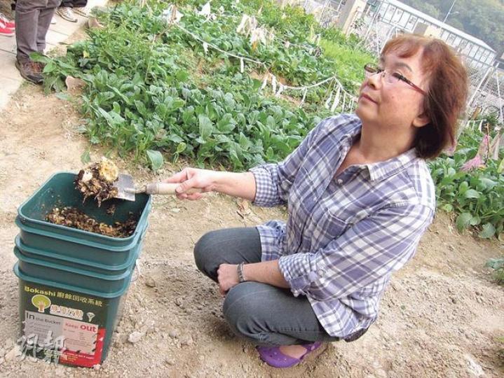 參與廚餘回收計劃的屯門兆麟苑住戶布太表示,一個15公升的廚餘桶,可以處理約半個月的廚餘。(馬耀森攝) 參與廚餘回收計劃的屯門兆麟苑住戶布太表示,一個15公升的廚餘桶,可以處理約半個月的廚餘。(馬耀森攝)