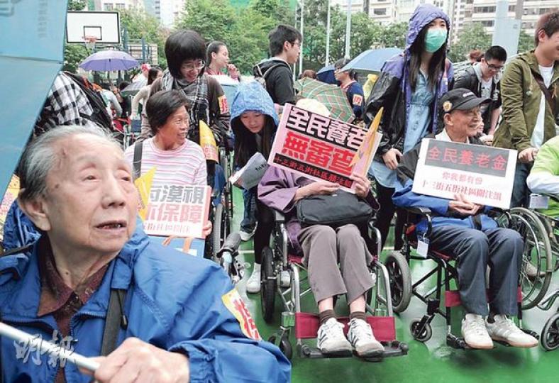 昨日的「爭取全民退休保障聯席」遊行出現輪椅陣,由年輕人推輪椅與長者走畢全程,意味年輕人撐全民退保。(盧翊銘攝) 昨日的「爭取全民退休保障聯席」遊行出現輪椅陣,由年輕人推輪椅與長者走畢全程,意味年輕人撐全民退保。(盧翊銘攝)