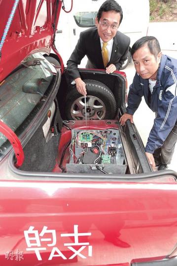 生產局研發的空調系統主要更換的士車頭的壓縮機,以及在車尾箱安裝一套組件,包括可為冷氣系統連續提供2小時電力的鋰電池,體積較一部桌面電腦略大。圖左為該局副總裁潘永生,右為車馬樂的士聯會主席黃長明。(尹錦恩攝) 生產局研發的空調系統主要更換的士車頭的壓縮機,以及在車尾箱安裝一套組件,包括可為冷氣系統連續提供2小時電力的鋰電池,體積較一部桌面電腦略大。圖左為該局副總裁潘永生,右為車馬樂的士聯會主席黃長明。(尹錦恩攝)