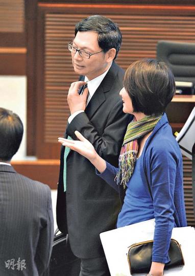 陳德霖(左)認為,目前市面上有超過400種強積金的基金,打工仔選擇不算少。(余俊亮攝) 陳德霖(左)認為,目前市面上有超過400種強積金的基金,打工仔選擇不算少。(余俊亮攝)