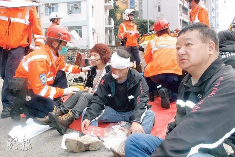 新巴在柴灣道「長命斜」失控越過對面線,與九巴及的士相撞釀成3死57傷,事後大批巴士乘客坐在馬路等待治理送院,不少人頭破血流。(黃熙麗攝)坐在失控的8號新巴最接近車長位置的李小姐憶述,看見車長暈倒後心感不妙,千鈞一髮間站起來高喊「有冇人識揸車呀?」,但幾秒後巴士已撞向私家車,幸最終她只是輕傷。(黃熙麗攝)張太坐在新巴「路口位」手抱1歲大孫兒,一隻手抓緊扶手,全賴另一邊有丈夫(小圖)臂彎保護,兩夫婦在車禍中撞傷肋骨但無大礙,孫兒亦無恙,但未知是否受驚,小臉蛋上有一大滴淚。(黃熙麗攝)大量傷勢較輕者需 新巴在柴灣道「長命斜」失控越過對面線,與九巴及的士相撞釀成3死57傷,事後大批巴士乘客坐在馬路等待治理送院,不少人頭破血流。(黃熙麗攝)坐在失控的8號新巴最接近車長位置的李小姐憶述,看見車長暈倒後心感不妙,千鈞一髮間站起來高喊「有冇人識揸車呀?」,但幾秒後巴士已撞向私家車,幸最終她只是輕傷。(黃熙麗攝)張太坐在新巴「路口位」手抱1歲大孫兒,一隻手抓緊扶手,全賴另一邊有丈夫(小圖)臂彎保護,兩夫婦在車禍中撞傷肋骨但無大礙,孫兒亦無恙,但未知是否受驚,小臉蛋上有一大滴淚。(黃熙麗攝)大量傷勢較輕者需