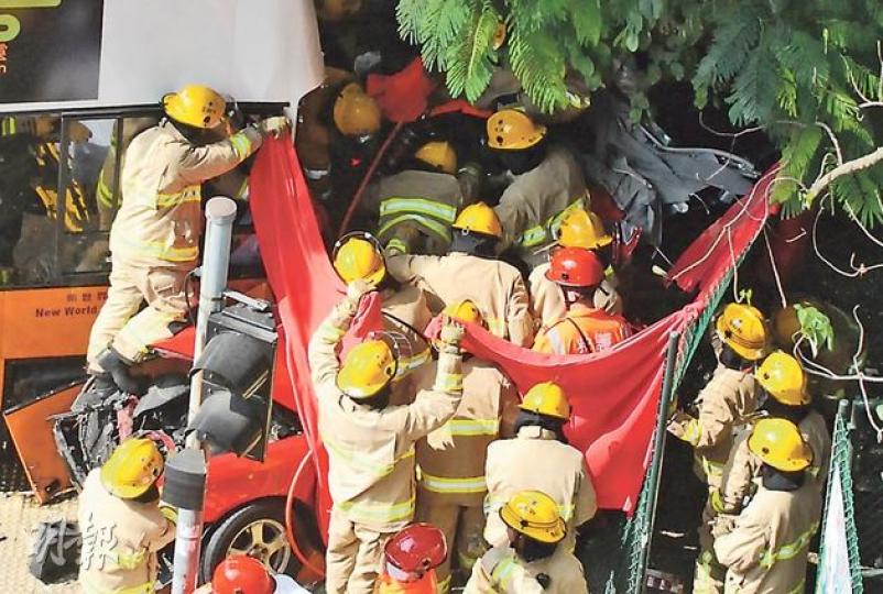 車禍後消防動用逾10人拉起紅布,遮擋拯救過程和傷者,令記者難以拍攝救人情况,記協質疑此舉有損公眾知情權。(鍾炳然攝) 車禍後消防動用逾10人拉起紅布,遮擋拯救過程和傷者,令記者難以拍攝救人情况,記協質疑此舉有損公眾知情權。(鍾炳然攝)