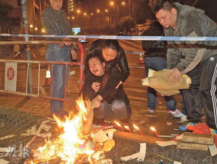 慘死的士司機黃劍仲的妻子(蹲下者)和親友,昨晚到柴灣道意外現場拜祭,場面悲傷。(鍾炳然攝)53歲的士司機黃劍仲被困在壓成廢鐵的車廂內,消防花逾兩小時將其救出,惟血流披面的他送院時已奄奄一息,其後證實不治。(衛永康攝)57歲姓劉新巴司機(圖)駕駛時突然暈倒,在車禍中傷勢不算嚴重,送院後已蘇醒。(衛永康攝)(明報製圖) 慘死的士司機黃劍仲的妻子(蹲下者)和親友,昨晚到柴灣道意外現場拜祭,場面悲傷。(鍾炳然攝)53歲的士司機黃劍仲被困在壓成廢鐵的車廂內,消防花逾兩小時將其救出,惟血流披面的他送院時已奄奄一息,其後證實不治。(衛永康攝)57歲姓劉新巴司機(圖)駕駛時突然暈倒,在車禍中傷勢不算嚴重,送院後已蘇醒。(衛永康攝)(明報製圖)