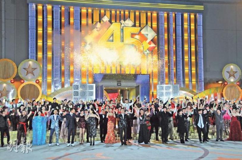 無綫曬冷動員全台藝員演出席昨晚的《萬千星輝賀台慶》,載歌載舞顯示大台實力。(攝影:梁迺楠、孫華中)張名雅(左起)、汪明荃、鄭裕玲、黃心穎陪同行政主席梁乃鵬(中)主持台慶亮燈儀式。(攝影:梁迺楠、孫華中)邵逸夫未有現身台慶,方逸華與梁乃鵬、利孝和夫人助陣。(攝影:梁迺楠、孫華中)黎耀祥成為幸運大贏家奪得100萬元獎金獎品。(攝影:梁迺楠、孫華中)視后大熱徐子珊表演凌空一字馬搶晒鏡贏得掌聲。(攝影:梁迺楠、孫華中)《名媛》女裝陳豪坐着女友陳茵媺大髀呱呱大叫。(攝影:梁迺楠、孫華中)徐子珊與謝天華這對 無綫曬冷動員全台藝員演出席昨晚的《萬千星輝賀台慶》,載歌載舞顯示大台實力。(攝影:梁迺楠、孫華中)張名雅(左起)、汪明荃、鄭裕玲、黃心穎陪同行政主席梁乃鵬(中)主持台慶亮燈儀式。(攝影:梁迺楠、孫華中)邵逸夫未有現身台慶,方逸華與梁乃鵬、利孝和夫人助陣。(攝影:梁迺楠、孫華中)黎耀祥成為幸運大贏家奪得100萬元獎金獎品。(攝影:梁迺楠、孫華中)視后大熱徐子珊表演凌空一字馬搶晒鏡贏得掌聲。(攝影:梁迺楠、孫華中)《名媛》女裝陳豪坐着女友陳茵媺大髀呱呱大叫。(攝影:梁迺楠、孫華中)徐子珊與謝天華這對