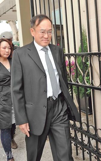 失去愛妻的劉志敏表示會多抽時間探望娟妹。(攝影:鍾偉茵)娟妹的墓碑以十字架、天使及心心圖案點綴,照片上的她一身純白的天使造型,花般笑靨永留大家心中。(攝影:鍾偉茵)羅慧蓮自言極不捨得娟妹,儀式期間常以紙巾拭淚。(攝影:鍾偉茵)進行上位儀式時,劉志敏憶起太太不禁傷心憔悴。(攝影:鍾偉茵)娟妹生前摯友陳法蓉出席儀式。(攝影:鍾偉茵) 失去愛妻的劉志敏表示會多抽時間探望娟妹。(攝影:鍾偉茵)娟妹的墓碑以十字架、天使及心心圖案點綴,照片上的她一身純白的天使造型,花般笑靨永留大家心中。(攝影:鍾偉茵)羅慧蓮自言極不捨得娟妹,儀式期間常以紙巾拭淚。(攝影:鍾偉茵)進行上位儀式時,劉志敏憶起太太不禁傷心憔悴。(攝影:鍾偉茵)娟妹生前摯友陳法蓉出席儀式。(攝影:鍾偉茵)