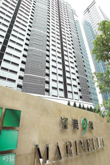 位於香港仔的深灣9號將於下月初入伙,388個標準單位中,有近70伙現正放租,月租叫價都在10多萬元以上,媲美山頂豪宅。(林俊源攝) 位於香港仔的深灣9號將於下月初入伙,388個標準單位中,有近70伙現正放租,月租叫價都在10多萬元以上,媲美山頂豪宅。(林俊源攝)