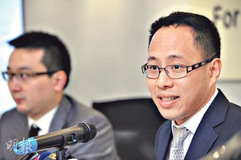 理文造紙首席執行官李文俊(右)昨表示,內地政府換屆後,起碼要有3至6個月時間才會有真正的政策出台,因此經濟不會大落大起,一切只會慢慢改善。左為董事總經理李文斌。(鄧宗弘攝) 理文造紙首席執行官李文俊(右)昨表示,內地政府換屆後,起碼要有3至6個月時間才會有真正的政策出台,因此經濟不會大落大起,一切只會慢慢改善。左為董事總經理李文斌。(鄧宗弘攝)