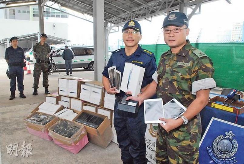 聯合反走私特遣部隊海關指揮官李德信(左)及水警小艇分區署理警司羅家康(右),展示起獲的走私iPad Mini。(鍾炳然攝) 聯合反走私特遣部隊海關指揮官李德信(左)及水警小艇分區署理警司羅家康(右),展示起獲的走私iPad Mini。(鍾炳然攝)
