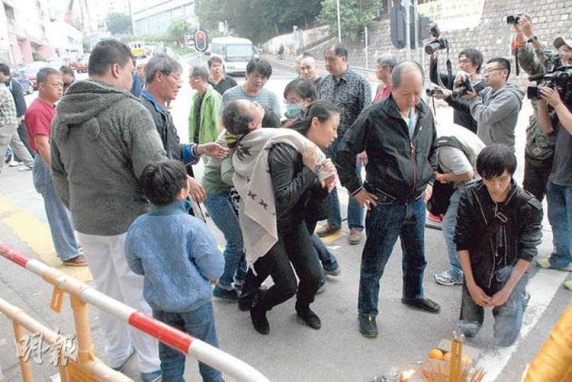 車禍身亡的士司機黃劍仲的親友及同業一行數十人,昨到車禍現場拜祭,黃妻一度傷心暈倒(圖),由親友攙扶到的士車廂休息,其子(右下)則跪地拜祭亡父。(雲錦鋒攝)全球首屈一指的分子料理英國名廚Heston Blumenthal(前)與下屬來港表演「分子料理」,詎料兩下屬客死異鄉,他昨親自到殮房為兩下屬認屍。(邱雅錡攝)柴灣道3死57傷大車禍中遭兩輛巴士撞至如廢鐵之的士,昨仍被放在鰂魚涌汽車扣留中心等候調查。(李澤彤攝) 車禍身亡的士司機黃劍仲的親友及同業一行數十人,昨到車禍現場拜祭,黃妻一度傷心暈倒(圖),由親友攙扶到的士車廂休息,其子(右下)則跪地拜祭亡父。(雲錦鋒攝)全球首屈一指的分子料理英國名廚Heston Blumenthal(前)與下屬來港表演「分子料理」,詎料兩下屬客死異鄉,他昨親自到殮房為兩下屬認屍。(邱雅錡攝)柴灣道3死57傷大車禍中遭兩輛巴士撞至如廢鐵之的士,昨仍被放在鰂魚涌汽車扣留中心等候調查。(李澤彤攝)