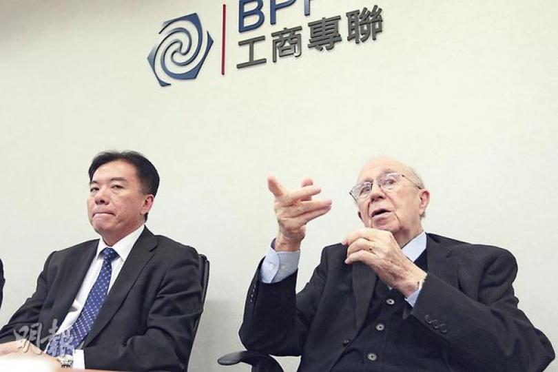 早年處理丁屋政策的前布政司鍾逸傑,坦言土地遲早不足,丁屋政策要畫句號。(郭慶輝攝)(明報製圖) 早年處理丁屋政策的前布政司鍾逸傑,坦言土地遲早不足,丁屋政策要畫句號。(郭慶輝攝)(明報製圖)