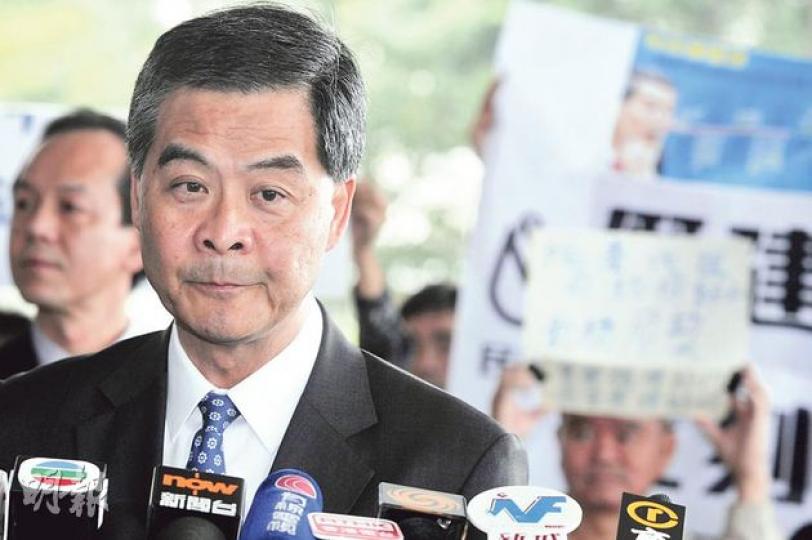 特首梁振英再次就僭建事件回應傳媒,重申待整個法律程序完成便會公開交代事件;對於其妻的廚餘公司風波,梁表示其妻的廚餘公司實為非牟利團體。(葉家豪攝) 特首梁振英再次就僭建事件回應傳媒,重申待整個法律程序完成便會公開交代事件;對於其妻的廚餘公司風波,梁表示其妻的廚餘公司實為非牟利團體。(葉家豪攝)