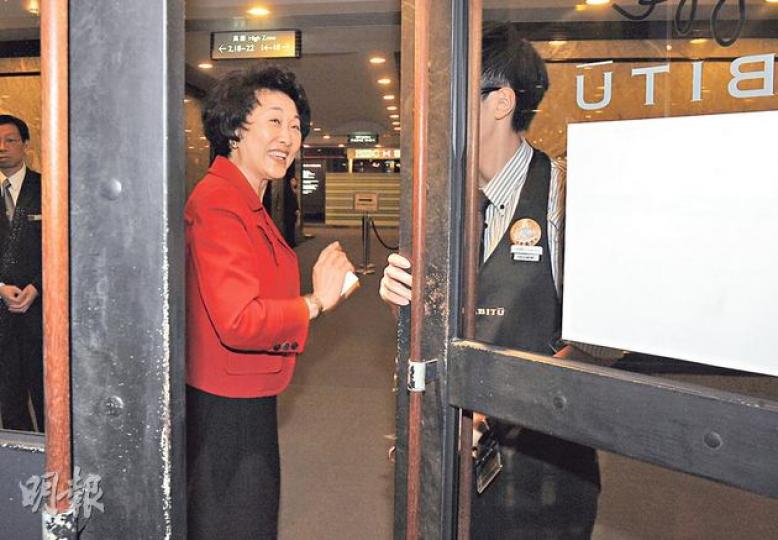 中央政策組全職顧問高靜芝昨出席三十會酒會時,僅稱自己沒有政策研究的經驗,只會負責物色人才。她為免影響活動舉行,未待活動開始,已經由後門離開。(劉焌陶攝)(明報製圖) 中央政策組全職顧問高靜芝昨出席三十會酒會時,僅稱自己沒有政策研究的經驗,只會負責物色人才。她為免影響活動舉行,未待活動開始,已經由後門離開。(劉焌陶攝)(明報製圖)
