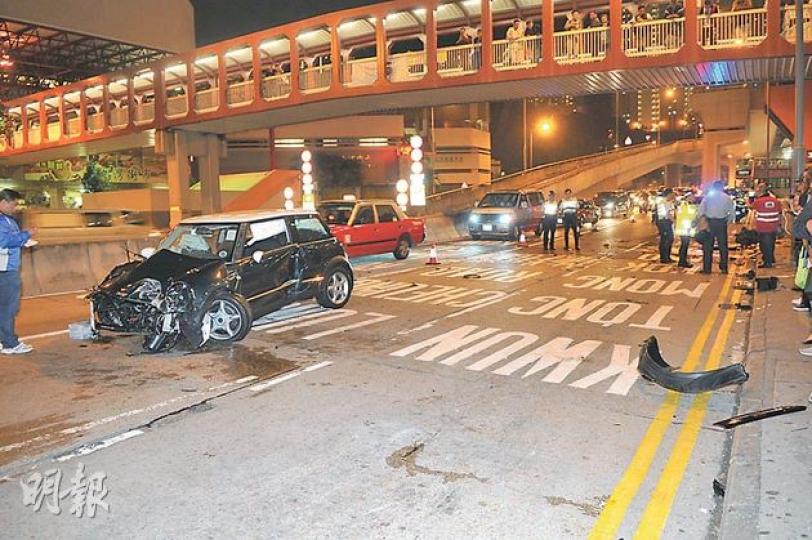 清水灣道昨晚發生驚險車禍,肇事私家車車頭嚴重損毁,意外共造成5人受傷。 (衛永康攝)意外發生後,交通警員趕至現場調查車禍起因,圖為警員檢查迷你谷巴撞車後拋出的引擎。(衛永康攝) 清水灣道昨晚發生驚險車禍,肇事私家車車頭嚴重損毁,意外共造成5人受傷。 (衛永康攝)意外發生後,交通警員趕至現場調查車禍起因,圖為警員檢查迷你谷巴撞車後拋出的引擎。(衛永康攝)