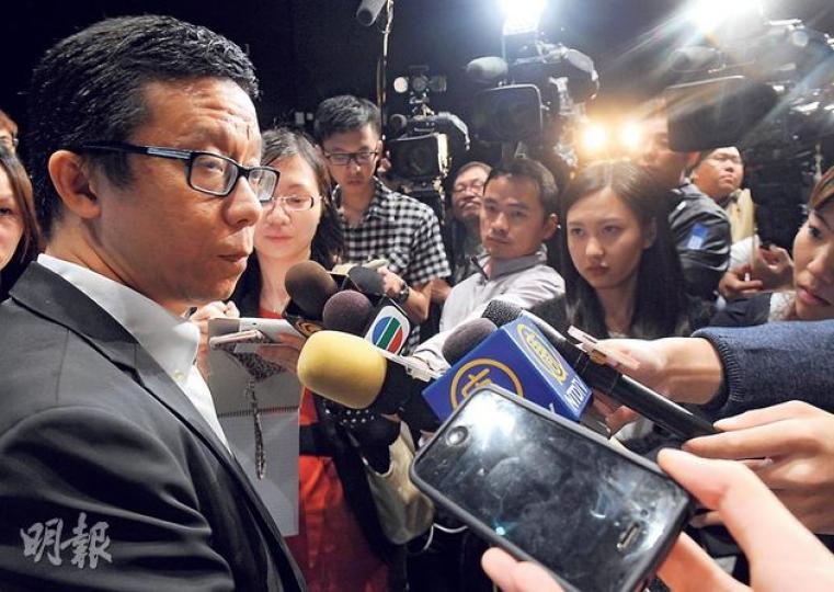 城巿電訊主席王維基(左)昨出席城大舉辦的免費電視牌照公開論壇後表示,政府可盡快發牌,不用擔心現有免費電視司法覆核,因城電擁有充分法律理據支持,他更表示,若年底前仍未獲發牌照,會考慮提出司法覆核挑戰政府。(劉焌陶攝) 城巿電訊主席王維基(左)昨出席城大舉辦的免費電視牌照公開論壇後表示,政府可盡快發牌,不用擔心現有免費電視司法覆核,因城電擁有充分法律理據支持,他更表示,若年底前仍未獲發牌照,會考慮提出司法覆核挑戰政府。(劉焌陶攝)