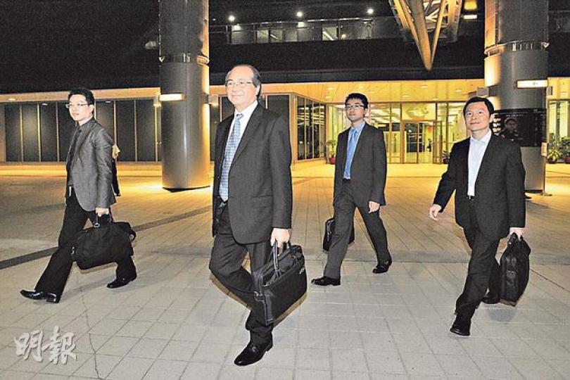 教育局長吳克儉(左)昨晚會見18區家長代表,親自向家長解釋政府落實中學減派「211」方案,並於教局網頁撰寫《局中人語》,解釋中學減派政策,爭取家長支持。(鄧宗弘攝)(明報製圖) 教育局長吳克儉(左)昨晚會見18區家長代表,親自向家長解釋政府落實中學減派「211」方案,並於教局網頁撰寫《局中人語》,解釋中學減派政策,爭取家長支持。(鄧宗弘攝)(明報製圖)