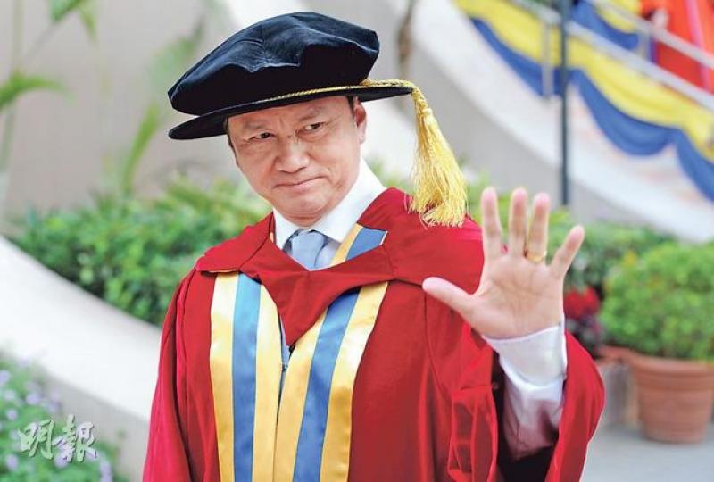 長實執行董事趙國雄獲浸大頒授社會科學榮譽博士學位,他勉勵大學生畢業後應以「追夢」為主要目標,而不是急於買樓。(尹錦恩攝) 長實執行董事趙國雄獲浸大頒授社會科學榮譽博士學位,他勉勵大學生畢業後應以「追夢」為主要目標,而不是急於買樓。(尹錦恩攝)