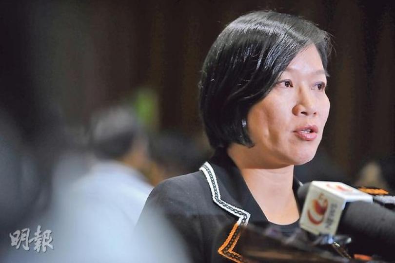 立法會司法及法律事務委員會主席梁美芬認為,梁愛詩措辭強硬,拒絕出席會議不理想,因委員會一向有邀請具代表性人士出席會議,討論公眾關注的議題。(葉家豪攝)公民黨資深大律師湯家驊指出,法律可以變,但法制涉及法官任命及司法機關的制度等,在《基本法》保障下不應改變,批評梁愛詩混淆法制及法律的概念。(林凱旻攝)公民黨法律界議員郭榮鏗,對梁愛詩拒絕在公開的場合闡釋她的言論及回應公眾評論,感到極遺憾,會在立法會上要求政府就梁言論作出明確的立場。(葉家豪攝) 立法會司法及法律事務委員會主席梁美芬認為,梁愛詩措辭強硬,拒絕出席會議不理想,因委員會一向有邀請具代表性人士出席會議,討論公眾關注的議題。(葉家豪攝)公民黨資深大律師湯家驊指出,法律可以變,但法制涉及法官任命及司法機關的制度等,在《基本法》保障下不應改變,批評梁愛詩混淆法制及法律的概念。(林凱旻攝)公民黨法律界議員郭榮鏗,對梁愛詩拒絕在公開的場合闡釋她的言論及回應公眾評論,感到極遺憾,會在立法會上要求政府就梁言論作出明確的立場。(葉家豪攝)