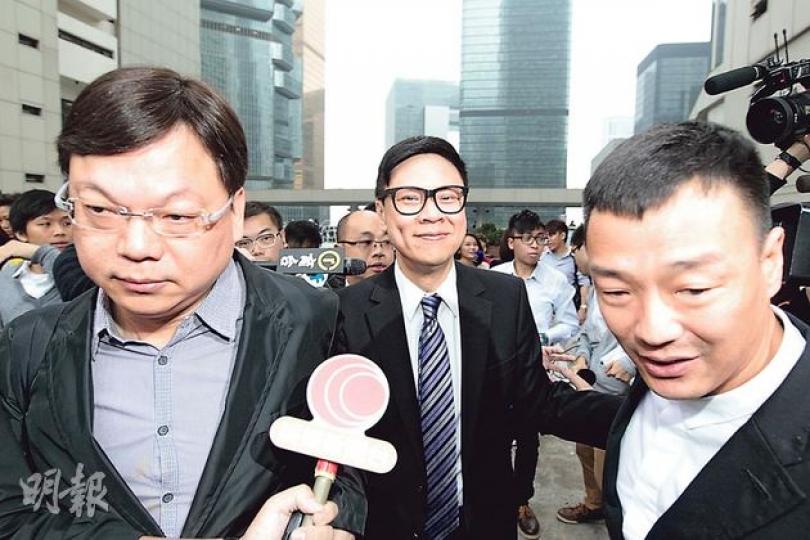 陳志雲(中)面對傳媒維持一貫笑容,未有因再次捲入審訊而愁眉不展。他離庭時沒回應任何提問,好友兼牧師林以諾(左)及王喜(右)為他開路。(郭慶輝攝)叢培崑(圖)一如上訴聆訊時與陳志雲分開離庭,神情輕鬆。他與「師父」陳志雲須重返區院就陳收受利益案件繼續受審。(郭慶輝攝) 陳志雲(中)面對傳媒維持一貫笑容,未有因再次捲入審訊而愁眉不展。他離庭時沒回應任何提問,好友兼牧師林以諾(左)及王喜(右)為他開路。(郭慶輝攝)叢培崑(圖)一如上訴聆訊時與陳志雲分開離庭,神情輕鬆。他與「師父」陳志雲須重返區院就陳收受利益案件繼續受審。(郭慶輝攝)