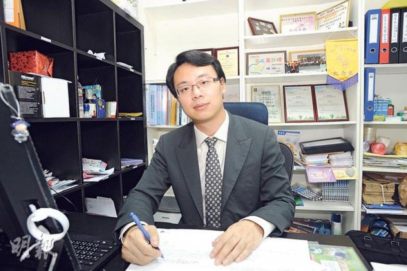 東涌北區議員林悅(圖)昨在其東涌議員辦事處內受訪時承認,自己做了「錯誤決定」,但他強調自己在事件中沒有金錢得益,又希望繼續服務街坊,故不會辭任區議員一職。(樊銳昌攝) 東涌北區議員林悅(圖)昨在其東涌議員辦事處內受訪時承認,自己做了「錯誤決定」,但他強調自己在事件中沒有金錢得益,又希望繼續服務街坊,故不會辭任區議員一職。(樊銳昌攝)