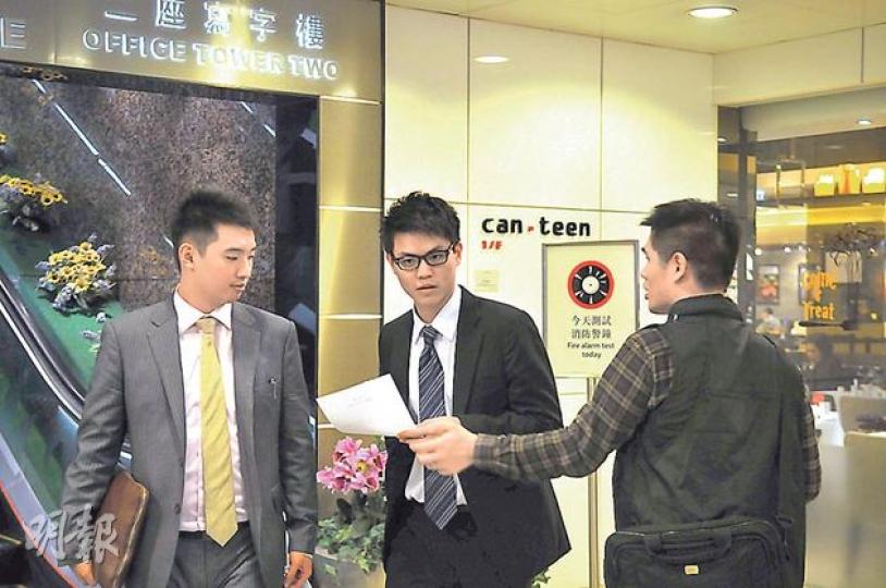 重案組探員(右)昨午在詹培忠前日遇襲現場向市民做問卷調查。(林智傑攝) 重案組探員(右)昨午在詹培忠前日遇襲現場向市民做問卷調查。(林智傑攝)