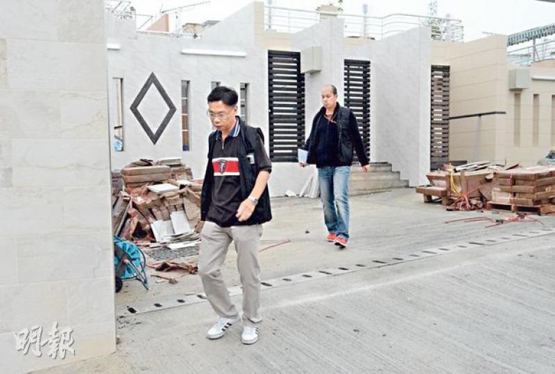 明發集團主席黃煥明在西貢甘澍路10號的豪宅被爆竊,兩外傭被綁起,連夾萬也被竊匪抬走,損失約100萬元,警方昨午重返現場調查。(蔡方山攝) 明發集團主席黃煥明在西貢甘澍路10號的豪宅被爆竊,兩外傭被綁起,連夾萬也被竊匪抬走,損失約100萬元,警方昨午重返現場調查。(蔡方山攝)
