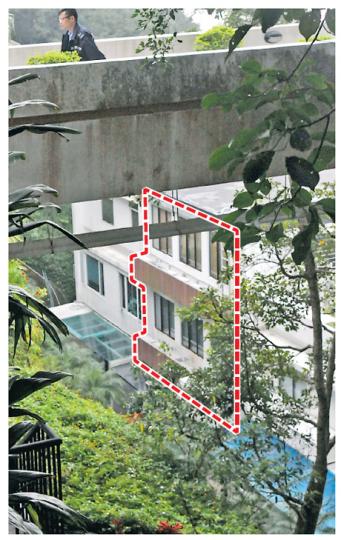 著名室內設計師陳俊豪位於山頂貝璐道7號的獨立屋(紅框示)被爆竊,損失逾400萬元財物,爆竊現場與梁振英被揭發僭建的寓所相距約100米。(蔡方山攝) 著名室內設計師陳俊豪位於山頂貝璐道7號的獨立屋(紅框示)被爆竊,損失逾400萬元財物,爆竊現場與梁振英被揭發僭建的寓所相距約100米。(蔡方山攝)